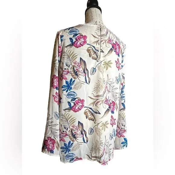 Lush size M floral long sleeves blouse.  Crisscross design in the front EUC - Picture 3 of 8